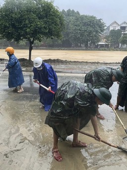 Bộ đội, thanh niên cùng giúp dân dọn bùn non sau mưa lũ