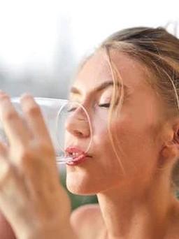 Uống quá nhiều nước vào sáng sớm, có nguy hiểm không?