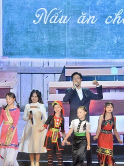 Ca sĩ Đen Vâu trình diễn ca khúc hit 'Nấu ăn cho em' trước Chủ tịch nước