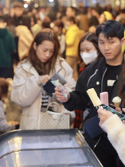 Giới trẻ Hà Nội xếp hàng mua kem trong đêm lạnh 14 độ C