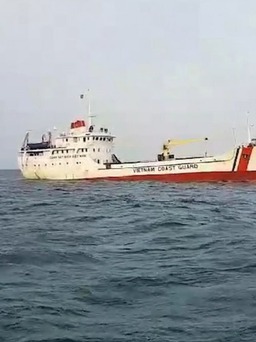 Tổ chức cứu hộ 14 ngư dân của tàu cá bị chìm trên biển Phú Quý