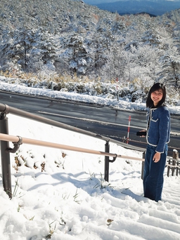 Đi Fukushima ngắm thu lá đỏ, khách Việt bất ngờ được 'khuyến mãi' thấy tuyết rơi