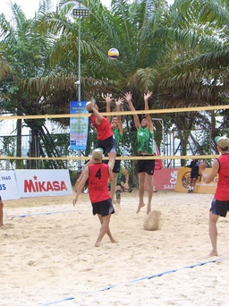 Gần 140 VĐV tham gia giải vô địch quốc gia bóng chuyền bãi biển 4x4