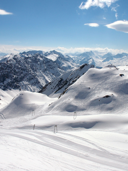 Thử sức với đường trượt tuyết dài hàng trăm kilomet tại Thụy Sĩ