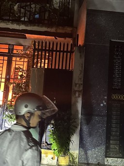 Cháy nhà vắng chủ trong đêm gây náo loạn khu dân cư ở TP.HCM