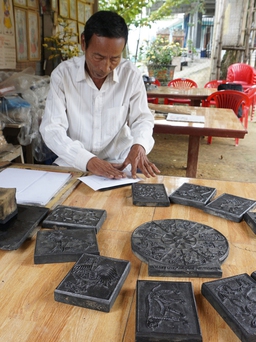 Người nay làm việc xưa: 500 năm níu giữ tranh mộc bản làng Sình