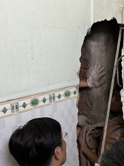 Cứu nam thanh niên bị kẹt giữa hai tường nhà ở TP.HCM