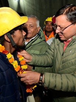 Nỗ lực đào thủ công giúp giải cứu công nhân Ấn Độ sau 17 ngày sập hầm