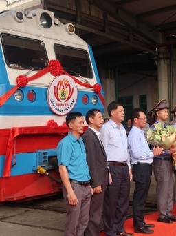 Đoàn tàu tuyên truyền Đại hội XIII Công đoàn Việt Nam lăn bánh