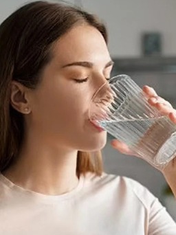 Uống không đủ nước có thể tác hại đến cột sống và lưng