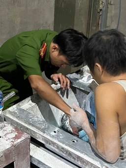 Đồng Nai: Giải cứu nam công nhân mắc kẹt trong máy trộn bột xi măng