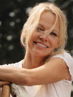 Mỹ nhân 'Playboy' Pamela Anderson ra sao ở tuổi U.60?