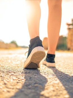 Ngày mới với tin tức sức khỏe: Lợi ích của đi bộ vào buổi sáng