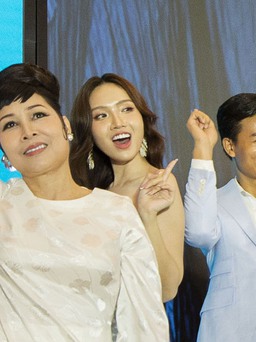 NSND Hồng Vân cùng dàn sao nhảy trong sự kiện 'Chuyến xe nhan sắc'