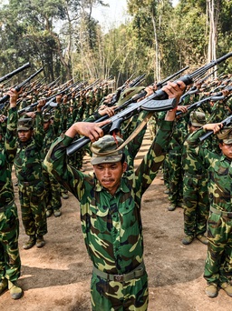 Tổng thống Myanmar cảnh báo sau khi phe nổi dậy chiếm nhiều chốt quân sự