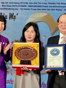 'Người mẹ đông con nhất' Huỳnh Tiểu Hương được trao tặng Đĩa vàng Cống hiến