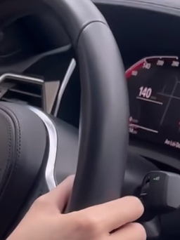 Công an làm việc với cô gái lái ô tô BMW chạy 140 km/giờ ở TP.HCM