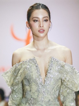 Hoa hậu Tiểu Vy diễn vedette quyến rũ tại quê nhà Hội An