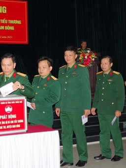 Thừa Thiên - Huế: Bộ đội quyên góp, ủng hộ tiểu thương chợ Khe Tre sau vụ cháy
