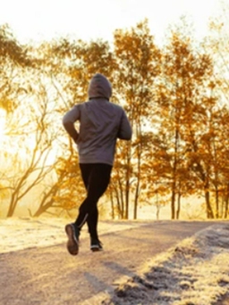 Ngày mới với tin tức sức khỏe: Đi bộ thể dục mùa lạnh cần chú ý gì?