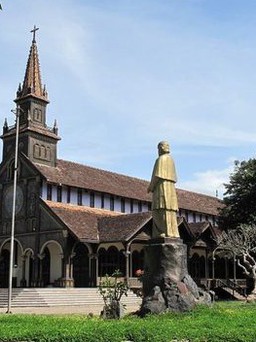 Tới Kon Tum thăm nhà rông Kon Klor, nhà thờ gỗ hơn 100 tuổi