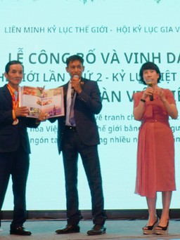 Chủ tịch Liên minh kỷ lục thế giới trao kỷ lục đến họa sĩ Đoàn Việt Tiến