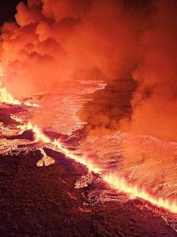 Núi lửa phun trào dữ dội tại Iceland, dòng dung nham hướng về một thị trấn