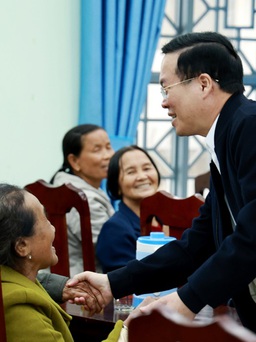 Chủ tịch nước Võ Văn Thưởng thăm, tặng quà cho người dân Quảng Ngãi