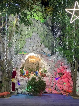 Về xóm đạo Thái Bình, xem giáo dân 'biến' bao tải thành hang đá Giáng sinh