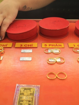 Giá vàng tăng phi mã: Nhiều người 'cắn răng' mua vàng gửi quà cưới trả lễ
