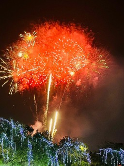 Bắn pháo hoa mừng Tết Dương lịch và kỷ niệm 27 năm thành lập tỉnh Bình Dương