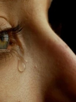 Nghiên cứu khẳng định nước mắt phụ nữ có thể khiến nam giới 'mềm lòng'