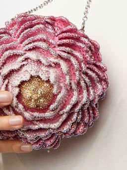 Đi tiệc đừng mang túi, hãy chọn clutch đính đá khẳng định đẳng cấp thời trang