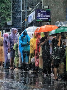 Trung tâm TP.HCM: Bất ngờ mưa, dòng người Phố đi bộ Nguyễn Huệ vẫn nán chờ tìm chỗ đẹp xem pháo hoa