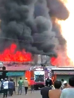 Cháy chợ Châu Long ở TP.Châu Đốc, nhiều ki ốt bị thiêu rụi