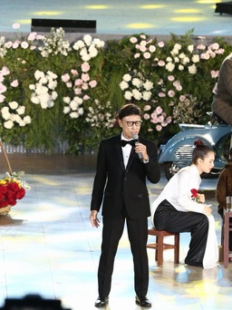 Tuấn Ngọc tự tin khoe giọng hát trước 35.000 khán giả ở tuổi 76