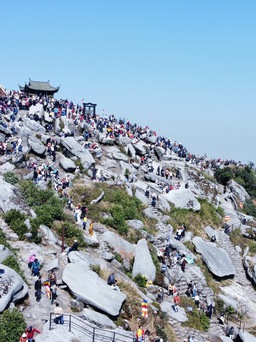 Hàng triệu khách hành hương, đi lễ chùa giúp du lịch Quảng Ninh bội thu