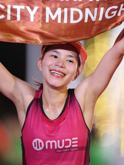 'Nữ hoàng chạy địa hình' về nhất giải marathon lúc nửa đêm ở TP.HCM