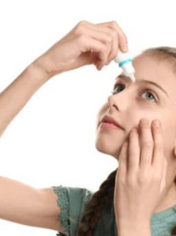 Nghiên cứu mới: Một loại thuốc nhỏ mắt có thể ngăn ngừa cận thị ở trẻ
