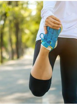 Ngày mới với tin tức sức khỏe: Lợi ích bất ngờ của đi bộ lùi
