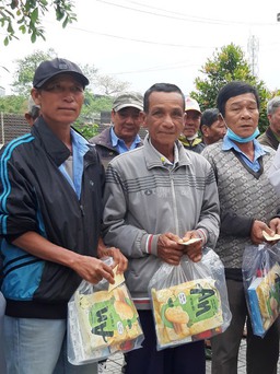 Ni sư Tâm Nguyệt đến với người nghèo Quảng Trị, Thừa Thiên-Huế