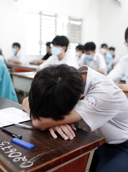 Vì sao học sinh không nên 'xén' thời gian ngủ để ôn thi?