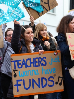 Giáo viên ở Anh thu nhập ra sao mà đổ ra đường đình công?