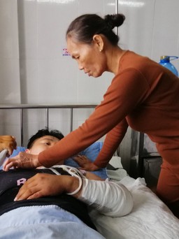 Vụ shipper bị đánh gãy hai tay: Công an đến bệnh viện làm việc với nạn nhân