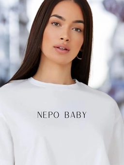 Bị mỉa mai, áo T-shirt “Nepo Baby” vẫn trở lại và thu hút giới trẻ