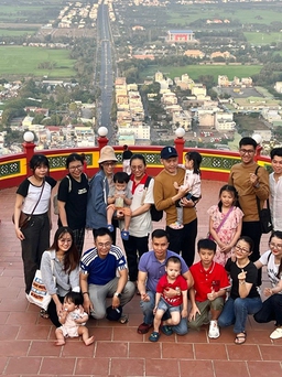 Cáp treo núi Sam đưa khách hành hương lên bệ Bà Chúa Xứ ngự năm xưa