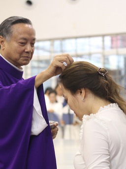 Người Công giáo ở TP.HCM tham dự Lễ Tro tại nhà thờ Tân Việt