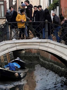 Chuyện lạ: Những dòng kênh ở Venice trơ đáy, du khách mắc kẹt trên bờ