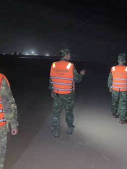 Thừa Thiên - Huế: Xuyên đêm tìm kiếm ngư dân mất tích sau vụ chìm tàu