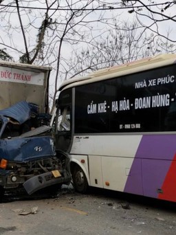 Xe tải đấu đầu xe khách tại Tuyên Quang, 7 người thương vong
